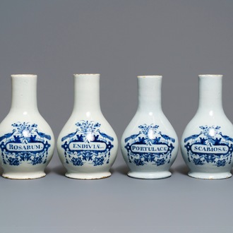 Vier blauwwitte Delftse apothekersflessen en twee -potten, 18e eeuw