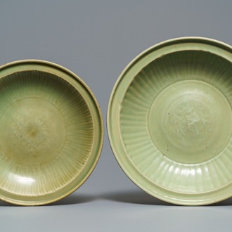 Deux plats en porcelaine de Chine céladon de Longquan à décor incisé, Ming