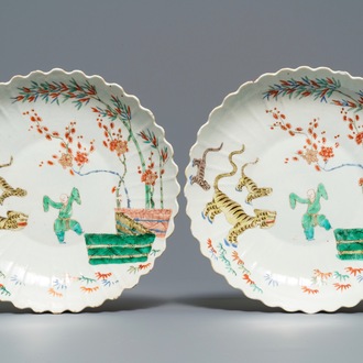 Une paire d'assiettes godronnées en porcelaine de Chine famille verte de style Kakiemon, Kangxi