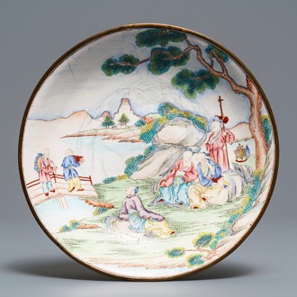 Une assiette en émaux de Canton à décor de figures dans un jardin, marque et époque de Qianlong