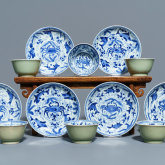 Six tasses et soucoupes en porcelaine de Chine bleu et blanc et céladon, Kangxi