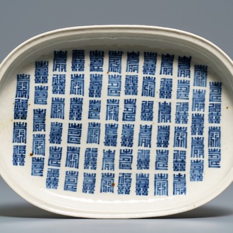 Un plat ovale en porcelaine de Chine 'Bleu de Hue' pour le Vietnam, 19ème