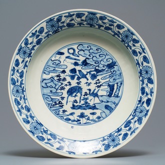 Een fijne grote Chinese blauwwitte Swatow schotel met inscriptie, Ming