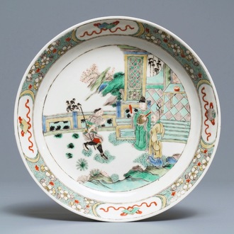 Une assiette en porcelaine de Chine famille verte à décor de 'La Romance de la chambre de l'ouest', Kangxi