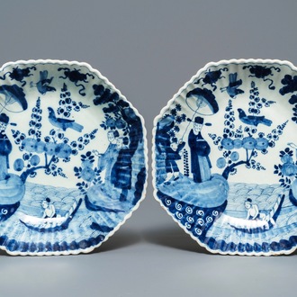 Une paire de plats godronnés en faïence de Delft bleu et blanc à décor de chinoiserie, 18ème