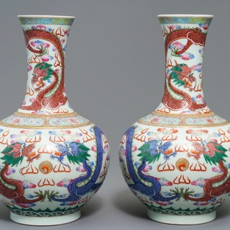 Une paire de vases en porcelaine de Chine famille rose à décor de dragon, marque et époque de Guangxu