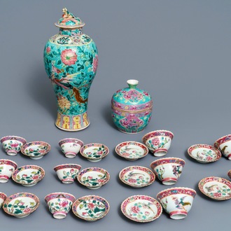 Een collectie Chinese famille rose kommen en een vaas voor de Peranakan of Straits markt, 19e eeuw