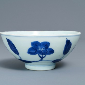Een Chinese blauwwitte Ming-stijl 'palace bowl', Yongzheng merk en periode