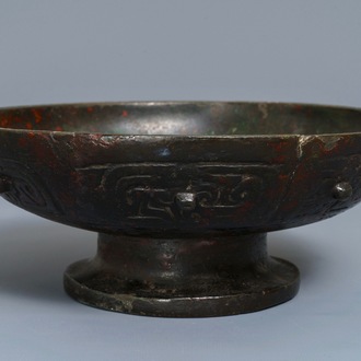 Een Chinese bronzen kom op voet, Ming