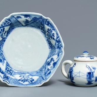 Une théière d'après un modèle en Yixing et une assiette à décor anhua en porcelaine de Chine bleu et blanc, Tianqi et Kangxi