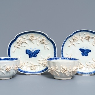 Une paire de tasses et soucoupes en porcelaine de Chine bleu et blanc 'pâte tendre', Qianlong