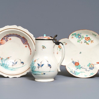 Drie stukken in Kakiemon-stijl porselein, Chantilly, Frankrijk, 18e eeuw