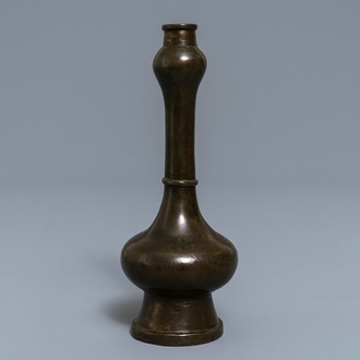 Un vase en bronze de forme dite "tête d'ail" aux taches de dorure,  Ming/Qing