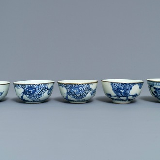 Cinq bols en porcelaine de Chine 'Bleu de Hue' pour le Vietnam, marques Nei Fu, 19ème