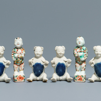 Quatre figures en biscuit du 'Tek Sinig Cargo' et une paire des frères Hoho en famille verte, Kangxi