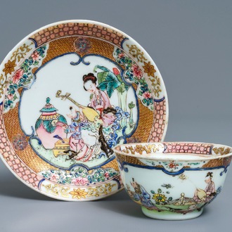 Une tasse et soucoupe en porcelaine de Chine famille rose à décor d'une musicienne, Yongzheng