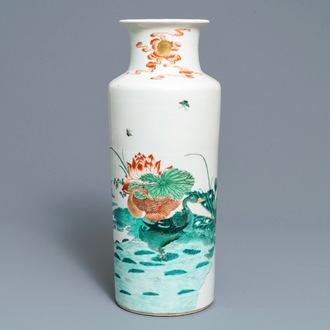 Een Chinese famillle verte rouleau vaas met eenden, 19/20e eeuw
