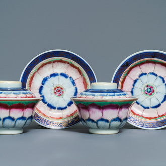 Une paire de bols couverts sur présentoirs en porcelaine de Chine famille rose, Qianlong
