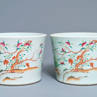 Une paire de jardinières en porcelaine de Chine famille rose à décor de pêches, 19ème