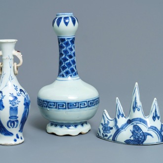 Deux vases et un repose-pinceaux en porcelaine de Chine bleu et blanc, Wanli/Kangxi