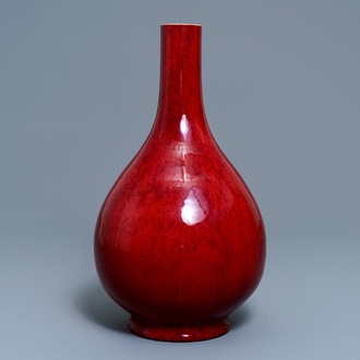 Un vase de forme bouteille en porcelaine de Chine sang de boeuf, Qianlong/Jiaqing