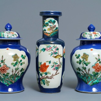Trois vases en porcelaine de Chine famille verte sur fond bleu poudré, 19ème