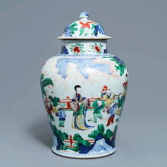 Un vase couvert en porcelaine de Chine wucai, marque en bleu, époque Transition