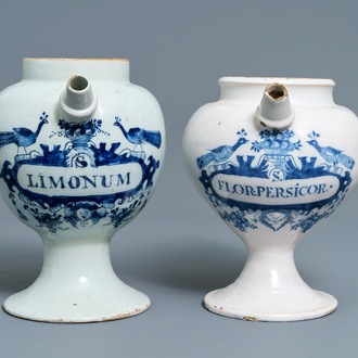 Twee blauwwitte Delftse siroopkannen, 18e eeuw