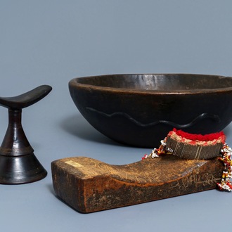 A Philippine Igorot wooden bowl, two African headrests and a comb, 1st half 20th C.