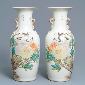 Une paire de vases en porcelaine de Chine qianjiang cai à décor de chiens Pékinois, 19ème