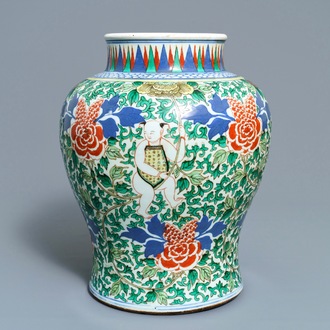 Un vase en porcelaine de Chine wucai à décor de garçons, 19ème