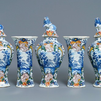 Une garniture de cinq vases en faïence de Delft polychrome à décor romantique, 18ème
