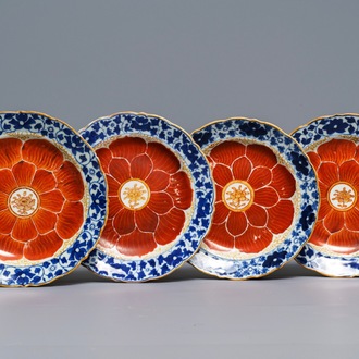 Quatre assiettes en porcelaine de Chine bleu, blanc et rouge de fer à décor de lotus, Qianlong/Jiaqing