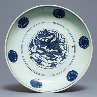 Un plat en porcelaine de Chine bleu et blanc à décor d'un dragon, marque et époque de Jiajing