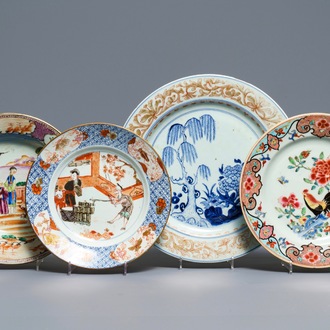 Vier Chinese famille rose en Imari-stijl borden, Qianlong