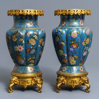 Une paire de vases en émaux cloisonnés aux montures en bronze doré, Chine, 19ème