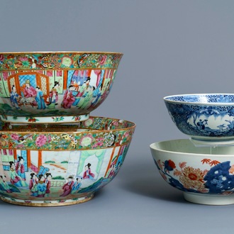 Quatre bols en porcelaine de Chine bleu et blanc, famille rose et de style Imari, 18/19ème