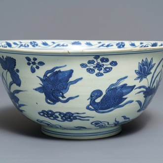 Un bol en porcelaine de Chine bleu et blanc à décor de canards, marque et époque de Wanli