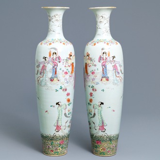 Une paire de grands vases en porcelaine de Chine famille rose, République, 20ème