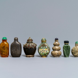 Negen diverse Chinese snuifflessen in steen, zilver en glas, 19/20e eeuw