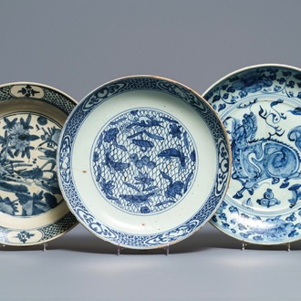 Trois plats en porcelaine de Chine bleu et blanc, Ming