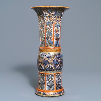 Un vase en porcelaine de Chine bleu et blanc surdécoré en Europe, Kangxi