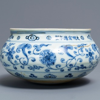 Een Chinese blauwwitte boeddhistische offerandekom, Xuande inscriptie, 19/20e eeuw