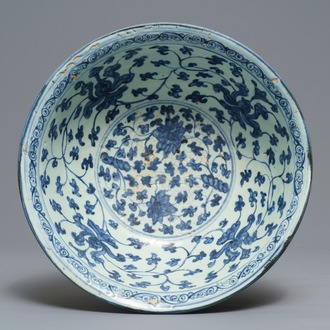 Un bol en porcelaine de Chine bleu et blanc à décor de pivoines, Ming