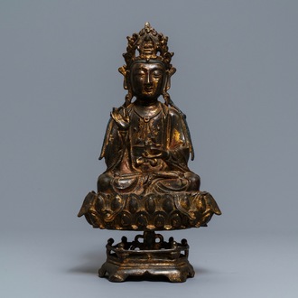 Une figure de Guanyin sur trône de lotus en bronze doré et laqué, Chine, Ming
