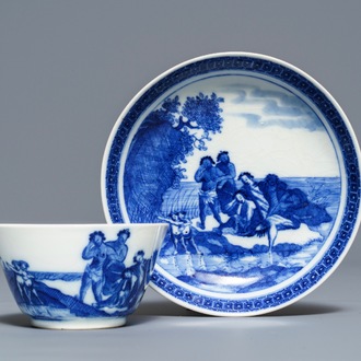 Une tasse et soucoupe en porcelaine de Chine bleu et blanc 'pâte tendre' à décor d'esclaves, Qianlong