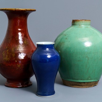 Drie Chinese monochrome vazen, w.o. een Yixing steengoed vaas, 19/20e eeuw