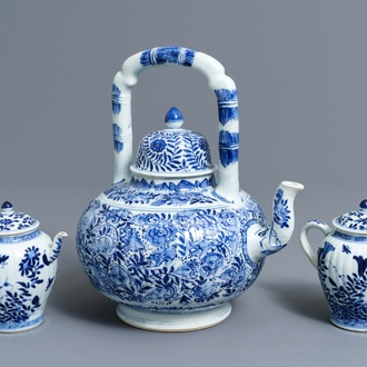 Trois théières couvertes en porcelaine de Chine bleu et blanc, Kangxi