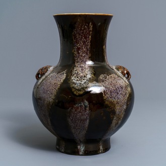 Un vase de forme hu en porcelaine de Chine brun flambé, marque de Kangxi, 19ème