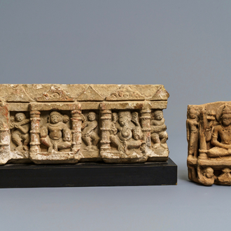 Twee rood zandstenen architecturale fragmenten, Centraal-India, 10/14e eeuw
